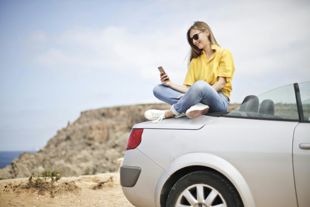 A Girl apply the insurance for car 
